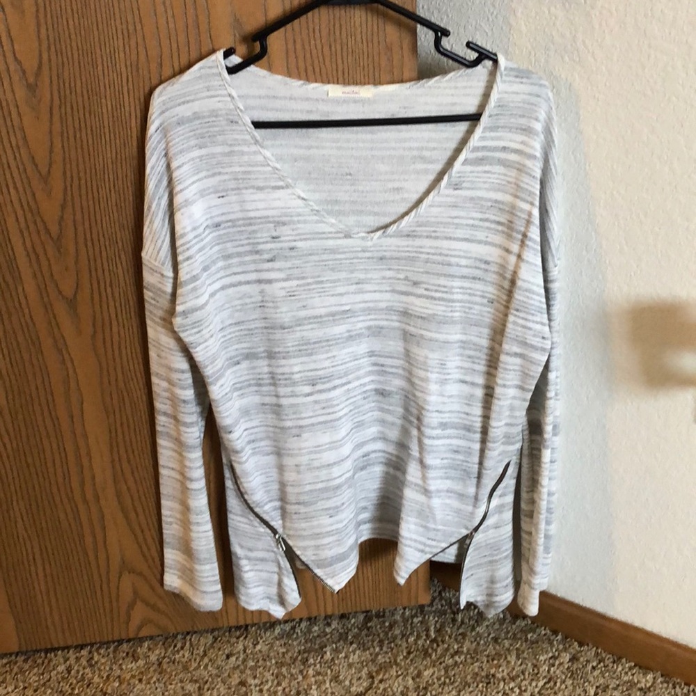 Long sleeved, thin sweater